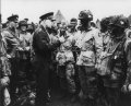 Le Général Eisenhower & le Colonel Moseley, Commandant du 502ème Régiment d'Infanterie Parachutiste, 101ème Division Aéroportée, à la veille du lancement de l'Opération OVERLORD 