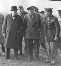 Mars 1944. Churchill et Eisenhower rendent visite aux parachutistes de la 101st Airborne (366x399 / 13 Ko)