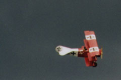 La réplique de l'avion du célèbre Baron Rouge, As Germanique de la 1ère Guerre Mondiale, avion utilisé pour le film l'As des As. (862x550 / 42Ko)