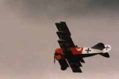 La réplique de l'avion du célèbre Baron Rouge, As Germanique de la 1ère Guerre Mondiale, avion utilisé pour le film l'As des As.(862x550 / 46 Ko) 