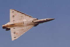 Le pilote du Mirage 2000 connaît bien les attentes des spotters et montre son appareil sous toutes les coutures - (862x550 / 41Ko)
