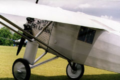 Spirit of St Louis, réplique de l'avion de Charles Lindberg qui fut le premier à traverser l'atlantique. Notez qu'il ne dispose pas de verrière à l'avant, ceci expliquant la manière très spéciale d'aborder la piste à l'atterissage. (818x550 / 80Ko)