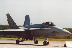 a F/A-18 Hornet. (1018x550 / 119Ko)