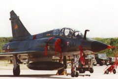 Un Mirage 2000 avec pleins de zolis ruban autour. (1000x540 / 76Ko)
