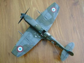 le Spitfire Mk IX (LF) du groupe de chasse Ile de France - maquette Hasegawa 1/48 - vue de dessus - (750x563 / 68 Ko)