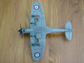 le Spitfire Mk IX (LF) du groupe de chasse Ile de France - maquette Hasegawa 1/48 - vue de dessous - (750x563 / 65 Ko)